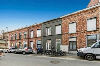 OPEN DEUR Do 30/4. Deze stadswoning is vrijblijvend te bezichtigen op donderdag 30 april tussen 17u30 en 18u30. U bent van harte welkom! Wij bieden...