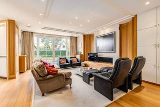 In de prestigieuze Magere Schorre, op een uitzonderlijke eerste lijn aan de golf, bevindt zich deze exclusieve villa met een volledig aangelegde tuin en een prachtig zwembad. De woning ademt rust, ruimte en verfijning, met een indeling die zowel praktisch als luxueus aanvoelt.<br /><br />Op het gelijkvloers vormt de ruime keuken met eetplaats het hart van de woning, met een directe blik op het zwembad en de tuin. Aansluitend ligt een aparte eetruimte die moeiteloos overgaat in de royale leefruimte met TV‑hoek en gashaard. Verderop bevindt zich een aparte zithoek die dankzij haar rustige ligging ook perfect dienst kan doen als bureau. Op deze verdieping is eveneens een badkamer met douche en toilet aanwezig, samen met een inpandige garage die plaats biedt aan twee wagens.<br />De eerste verdieping telt drie volwaardige slaapkamers, elk voorzien van hun eigen badkamer, wat zorgt voor maximale privacy en comfort. Op de tweede verdieping bevindt zich een polyvalente ruimte die naar wens kan worden ingericht als extra slaapkamer, bureau of hobbyruimte.<br /><br />De woning is volledig onderkelderd en biedt daar een ruime wasplaats, een technische ruimte en extra opslagmogelijkheden. Buiten is de tuin volledig aangelegd en vormt het zwembad een elegante blikvanger die de villa haar exclusieve karakter geeft. Alarmsysteem voor optimale veiligheid en camera's worden nog geinstalleerd. <br /><br />Een uitzonderlijke eigendom op een gegeerde locatie, ideaal voor wie luxe, rust en ruimte zoekt in een unieke setting.<br /><br />De woning wordt ongemeubeld verhuurd!<br /><br /><u><strong>Huurvoorwaarden:</strong></u>
<ul>
	<li>Contract onderhoud tuinman &amp; zwembad over te nemen</li>
	<li>Enkel te huur als tweede verblijf </li>
	<li>Optionele tweedeverblijftaks ten laste van de huurder</li>
	<li>Mogelijkheid tot huren met vennootschap </li>
	<li>3 maand huurwaarborg</li>
	<li>Kost plaatsbeschrijving 50/50</li>
	<li>Nutsvoorzieningen op naam van de huurder</li>
	<li>Huurdersverzekering verplicht</li>
</ul>
Contacteer ons voor een discreet bezoek en ontdek deze uitzonderlijke woning in alle rust.<br />Ref: OGV704