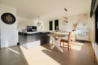 Bent u op zoek naar een instapklaar appartement of een interessante vastgoedinvestering? Dan is dit moderne 2-slaapkamerappartement in Adegem zeker een bezoek waard.

De lichtrijke leefruimte zorgt voor een aangename woonbeleving en sluit naadloos aan op de moderne, volledig uitgeruste keuken. 
Het appartement beschikt over twee slaapkamers, een badkamer, apart toilet en een gezellig terras aan de voorzijde, waar u in alle rust kunt genieten van een moment buiten.

Extra troeven zijn de privatieve fietsenberging, de gemeenschappelijke afvalberging en de autostandplaats vooraan het gebouw, wat zorgt voor een optimaal dagelijks comfort.

Dankzij de praktische indeling, de moderne afwerking en de aantrekkelijke ligging is dit appartement niet alleen een ideale thuis, maar ook een uitstekende vastgoedinvestering met een mooi verhuurpotentieel.

Kortom, een instapklaar appartement dat comfort, functionaliteit en investeringswaarde perfect combineert.

Contacteer ons vandaag nog voor meer informatie of een bezichtiging.
Via 09 336 16 15 of mail naar info@vastgoedunicum.be, wij helpen u graag verder!
