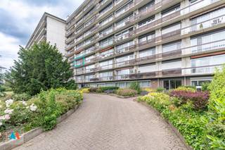 <strong>Appartement met twee slaapkamers nabij het Runcvoortpark</strong><br />Welkom in dit lichtrijke appartement met twee slaapkamers en een aangenaam uitzicht op het geliefde Runcvoortpark in Merksem. Hier woont u in een rustige, groene omgeving, terwijl alle voorzieningen zich binnen handbereik bevinden. <br /><br />Gelegen in de Nieuwdreef te Merksem, op wandelafstand van winkels, scholen en openbaar vervoer. Dankzij de nabijheid van de op- en afrit van de E19 en het treinstation "Antwerpen-Luchtbal" geniet u van een vlotte verbinding naar Antwerpen en Nederland<br /><br /><strong>Indeling</strong><br />Dit appartement, gebouwd in 1983, bevindt zich op de derde verdieping van de residentie "<em>Runcvoorthof III</em>" en heeft een bewoonbare oppervlakte van 101 m². U bereikt het appartement via de lift en komt binnen in de inkomhal met vestiaire. De lichtrijke woonkamer wordt gekenmerkt door de grote raampartij die zorgt voor een aangename lichtinval en toegang biedt tot het eerste terras. De parketvloer verleent deze ruimte een warme uitstraling. Aansluitend vindt u de keuken met een praktische bergruimte.<br /><br />Via de nachthal bereikt u de badkamer met ligbad, een toilet, een tweede bergruimte en twee volwaardige slaapkamers (ca. 12 m² en 14 m²). Vanuit een van de slaapkamers heeft u toegang tot et tweede terras, waar u geniet van een mooi zicht op het Runcvoortpark.<br /><br /><strong>Troeven<br /></strong><span>✓ Rustig, maar toch centraal gelegen<br />✓ Twee volwaardige slaapkamers<br />✓ Twee terrassen<br /><br /></span>Kortom, dit appartement is ideaal voor wie graag woont in een groene, rustige omgeving met een uitstekende bereikbaarheid.<br /><br />Interesse? Contacteer <strong>Aertsen Makelaars</strong> vandaag nog voor een bezoek!