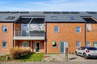 In de rustige, doodlopende wijk Bunderhof in Haasdonk bevindt zich dit recent appartement (2018) met 2 slaapkamers, tuin, carport en staanplaats...