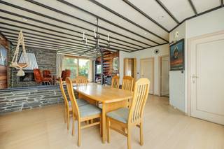 Te renoveren dorpswoning met vele mogelijkheden! Deze woning met gevelbreedte van 13m heeft 3 slaapkamers, garage en tuin op een perceel van 182m² ligt centraal in het gezellige dorpscentrum van Halle -Zoersel. Ideaal renovatieproject op een leuke locatie, maak snel een afspraak voor een bezichtiging! Het eigendom is beschikbaar bij notariële akte. De wettelijke renovatieverplichting is van toepassing.