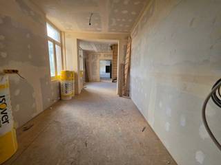 <p><span>Unieke investeringsopportuniteit 10 gerenoveerde en casco-plus entiteiten in het verlengde van Zurenborg </span></p><p><span>In een gegeerde buurt van Borgerhout, op de grens met het populaire Zurenborg, bieden wij dit uitzonderlijke vastgoedproject aan bestaande uit 10 entiteiten. Het project combineert authentieke architectuur met een hoogwaardige, strakke renovatie en biedt een uitstekende opportuniteit voor investeerders, patrimoniumvennootschappen of professionele vastgoedspelers.</span></p><p><span>Het gebouw werd grondig gerenoveerd met oog voor kwaliteit, duurzaamheid en hedendaags wooncomfort. Het gelijkvloers appartement (001), de stadswoning (103) en het atelier bieden nog ruimte voor persoonlijke invulling. Appartement 001 is reeds uitgerust met een keuken en badkamer, terwijl in de stadswoning (103) enkel een keuken aanwezig is. Zo combineert dit project de voordelen van afgewerkte woning met de mogelijkheid om de verdere afwerking volledig af te stemmen op uw eigen stijl en voorkeuren. </span></p><p><span>Samenstelling van het project</span></p><table><tr><td><p><span>Entiteit</span></p></td><td><p><span>Oppervlakte</span></p></td><td><p><span>Indeling</span></p></td><td><p><span>Vraagprijs</span></p></td></tr><tr><td><p><span>Atelier</span></p></td><td><p><span>194 m²</span></p></td><td><p><span>Casco</span></p></td><td><p><span>249.000</span></p></td></tr><tr><td><p><span>Appartement 001</span></p></td><td><p><span>121 m²</span></p></td><td><p><span>2 slaapkamers semi casco</span></p></td><td><p><span>365.000</span></p></td></tr><tr><td><p><span>Appartement 101</span></p></td><td><p><span>47 m²</span></p></td><td><p><span>1 slaapkamer                        </span></p></td><td><p><span>249.000</span></p></td></tr><tr><td><p><span>Appartement 102</span></p></td><td><p><span>74 m²</span></p></td><td><p><span>1 slaapkamer</span></p></td><td><p><span>285.000</span></p></td></tr><tr><td><p><span>Stadswoning 103</span></p></td><td><p><span>122 m²</span></p></td><td><p><span>2 slaapkamers semi casco</span></p></td><td><p><span>349.000</span></p></td></tr><tr><td><p><span>Appartement 201</span></p></td><td><p><span>47 m²</span></p></td><td><p><span>1 slaapkamer</span></p></td><td><p><span>235.000</span></p></td></tr><tr><td><p><span>Appartement 202</span></p></td><td><p><span>80 m²</span></p></td><td><p><span>1 slaapkamer</span></p></td><td><p><span>295.000</span></p></td></tr><tr><td><p><span>Appartement 301</span></p></td><td><p><span>47 m²</span></p></td><td><p><span>1 slaapkamer</span></p></td><td><p><span>225.000</span></p></td></tr><tr><td><p><span>Appartement 302</span></p></td><td><p><span>95 m²</span></p></td><td><p><span>2 slaapkamers</span></p></td><td><p><span>335.000</span></p></td></tr><tr><td><p><span>Penthouse 401</span></p></td><td><p><span>75 m²</span></p></td><td><p><span>2 slaapkamers </span></p></td><td><p><span>339.000</span></p></td></tr></table><p><span>Troeven van dit project</span></p><ul><li><span>Topligging in het verlengde van Zurenborg</span></li><li><span>10 afzonderlijke entiteiten</span></li><li><span>Mix van appartementen, stadswoning en atelier</span></li><li><span>Totale ontwikkelde oppervlakte van circa 808 m²</span></li><li><span>Hoogwaardige renovatie met moderne afwerking</span></li><li><span>Authentieke architecturale elementen behouden</span></li><li><span>Uitstekende bereikbaarheid nabij station Antwerpen-Berchem, openbaar vervoer en belangrijke invalswegen</span></li><li><span>Interessant verhuur- en waardepotentieel</span></li></ul><p><span>Dit project biedt een zeldzame kans om een volledig gerenoveerd vastgoedcomplex met diverse woonvormen te verwerven in één van de meest populaire buurten van Antwerpen.</span></p><p><span>Meer informatie, plannen en bezoeken via ons kantoor.</span></p><p><span> </span></p>
