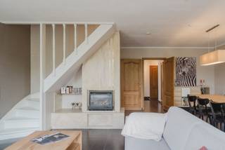 Wonen in alle rust en toch vlak bij het bruisende hart van Heule, Kortrijk en Kuurne? <br />Deze charmante woning in de Ieperstuk combineert het beste van beide werelden. Gelegen in een rustige, kindvriendelijke straat met speelkarakter, geniet u hier van een aangename woonomgeving.<br /><br />Vooraan beschikt de woning over een inpandige garage met eigen parkeerplaats. De inkomhal biedt toegang tot de garage met daarboven een praktische zolderruimte, een gastentoilet en een berging met ingemaakte kasten. We gaan door naar de lichtrijke leefruimte met gashaard, ideaal voor gezellige momenten. Aansluitend bevindt zich de volledig uitgeruste leefkeuken aan de voorzijde.<br />Via de achterdeur bereikt u het terras met elektrisch luifel, extra bergkasten en een zuidoostgerichte tuin waar u optimaal van de zon &amp; stilte geniet. <br /><br />Op de verdieping leidt de nachthal naar drie volwaardige slaapkamers en een badkamer met ligbad voorzien van douchewand, dubbele lavabo en toilet. Extra praktisch is de ensuite wasberging met ingebouwde kasten en ruimte om te wassen, plooien en strijken.<br /><br />Bijkomende troeven zijn de regenwaterput van 3.000 liter en overal rolluiken. Een instapklare woning met een warme, ontspannen sfeer op een topligging.<br /><br /><br />Waarom net dit aanbod overwegen?<br /><br />✔ speelstraat <br />✔ rustige buurt<br />✔ lichtrijke leefruimte<br />✔ veel bergruimtes<br />✔ EPC C<br />✔ rolluiken<br />✔ elektrisch luifel terras<br />✔ regenput 3.000 l<br /><br />Interesse, bel 0471 69 44 30<br />Attesten &amp; documenten: www.nestr.be