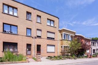 Instapklaar appartement met twee slaapkamers op de bovenste verdieping van een kleinschalig gebouw in Wilrijk. Het appartement heeft een warme, moderne uitstraling en voelt verrassend ruim aan. De gezellige leefruimte sluit aan op de vernieuwde keuken. Verder zijn er een ruime hoofdslaapkamer, een kleinere tweede kamer en een badkamer met douche, lavabo en toilet. Dankzij het warmtepomp-aircosysteem kan je zowel verwarmen als koelen. Het vernieuwde en geïsoleerde dak en de extra geïsoleerde zijgevel zorgen mee voor het gunstige EPC-label B. Een privatieve kelderberging en ruime fietsenkelder zijn inbegrepen. Rustig gelegen nabij winkels, openbaar vervoer, groen, de A12 en Antwerpen. Ideaal als starters- of investeringsappartement.