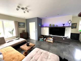 open bebouwing ( 486 m²) gelegen te Bouwel (Grobbendonk ) indeling woning : inkomhal ruime living met aansluitend open keuken met eiland ,kelder , veranda apart toiilet en berging terras van 36 m²,aangelegde tuin met vijver en groot tuinhuis . Eerste verd ruime slaapkamer , dressing en badkamer met inloopdouche vrijstaand bad dubbele lavabo met kast , 2 de verd zeer ruime zolderkamer ingericht als 2 de slaapkamer mogelijkheid deze nog te splitsen in 2 kamers Buitenkant : op het dak zijn 16 zonnepanelen dak is geisoleerd spouwmuren zijn geisoleerd
voor de woning een ruime parking voor 3 of 4 wagens aan de straatkant voorzien van inrijpoort en schutting
BEOORDELING : RUIM EN GOED ONDERHOUDEN EN INGERICHTE WONING VOORZIEN VAN ZONNEPANELEN ASBESTVRIJ , EPC EN ELKTRICITEITSKEURING