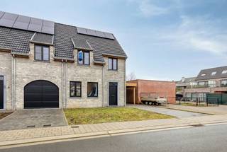 Landelijke halfopen nieuwbouwwoning op 310m2 met westelijke tuin, grote oprit en carport. Op het gelijkvloers is er een inkom met gastentoilet, een ruime en lichtrijke woonkamer met open keuken en praktische berg/wasplaats. Op de eerste verdieping zijn er 3 slaapkamers, een dressing en een badkamer met bad en douche. De praktische zolder is toegankelijk met volwaardige trap. zo kan u deze gebruiken als bureau, 4 de slaapkamer of praktische extra berging. de woning is volledig af en onmiddellijk instapklaar. Bezoekje? 0497 588 888 of contact@huysmanbouw.be