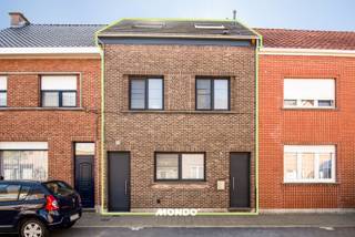 Bent u op zoek naar een moderne, volledig instapklare woning in een aangename en goed bereikbare omgeving? <br />Dan is deze prachtige woning zeker een bezoek waard!<br /><br />De woning bevindt zich in een rustige, kindvriendelijke buurt met een vlotte verbinding naar omliggende gemeenten en steden. <br />Winkels, scholen en openbaar vervoer bevinden zich op korte afstand, terwijl u tegelijk geniet van een groene en aangename woonomgeving. <br />Ideaal voor wie comfortabel wil wonen met alle voorzieningen binnen handbereik.<br /><br />Deze energiezuinige woning is uitgerust met zonnepanelen, airconditioning en een zonneboiler, wat resulteert in een bijzonder gunstig EPC-label A. <br />U geniet hier dus niet alleen van hedendaags wooncomfort, maar ook van lage energiekosten.<br /><br />Binnenin straalt de woning moderniteit en functionaliteit uit. Dankzij de grote raampartijen en koepels baadt elke ruimte in natuurlijk licht. <br />De woning is bovendien afgewerkt met tal van ingebouwde kasten en een bureau, wat zorgt voor een strakke en praktische inrichting.<br />Extra troeven zijn de voorziene vliegenramen en een fietsenberging aan de voordeur.<br /><br />Indeling van de woning:<br />Gelijkvloers: Inkomhal, zeer ruime en lichtrijke leefruimte met open keuken voorzien van alle comfort. <br />Aansluitend vindt u een gezellige zithoek en een bureau met ingebouwde kasten. Verder is er een praktische wasplaats/berging met toilet en directe toegang tot de tuin.<br /><br />Eerste verdieping: Nachthal, ruime slaapkamer met geïntegreerde bureau/dressing en een volledig uitgeruste badkamer met douche, bad, lavabomeubel en toilet.<br /><br />Tweede verdieping: Twee volwaardige slaapkamers, ideaal als kinderkamers, hobbyruimte of extra bureauruimte.<br /><br />Tuin: Zuid-oost georiënteerde tuin met terras en tuinhuis, perfect om te genieten van de zon en het groene uitzicht.<br />Vanuit de tuin heeft u een mooi zicht op het groen en beschikt u over een handige achteruitgang, ideaal voor fietsen.<br /><br />Kortom, deze woning combineert ruimte, comfort, energiezuinigheid en een uitstekende ligging. <br />Een unieke kans voor wie zorgeloos wil verhuizen naar een hedendaagse en warme thuis.<br /><br />Contacteer ons vandaag nog voor een bezoek!