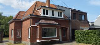 Ruime instapklare woning die in 2016 volledig werd gerenoveerd. De woning is voorzien van een terras, drie ruime slaapkamers, toilet, badkamer, keuken, eetkamer, woonkamer, een droge kelder en twee tuinbergingen. <br />De woning is zeer rustig gelegen op wandelafstand van het centrum van Mol en Ezaart. <br />Het perceel is met 2051 m² bijzonder groot en bestaat uit een ruime tuin van ongeveer 800 m² met aansluitend een bos van ongeveer 1250 m². Het perceel staat ingekleurd als woonuitbreidingsgebied waardoor het achterste deel ooit nog deel kan uitmaken van een verkaveling. <br />