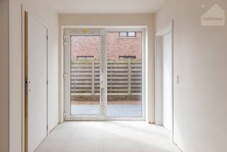 <br />Deze volledig afgewerkte nieuwbouwwoning in Laakdal, nabij het centrum van Vorst, biedt een ideale mix van hedendaags wooncomfort, ruimte en energiezuinigheid.<br /><br />Met een bewoonbare oppervlakte van maar liefst 195 m² geniet je hier van een ruime gezinswoning die tot in de puntjes wordt afgewerkt en onmiddellijk klaar is voor bewoning. Bij de oplevering is werkelijk alles voorzien om zonder extra werken te kunnen verhuizen. De woning wordt volledig geschilderd, inclusief binnendeuren, de keuken wordt geplaatst en ook gordijnen maken deel uit van het totaalpakket. Hierdoor hoef je enkel nog je meubels te verhuizen om meteen comfortabel te wonen.<br /><br />De indeling werd praktisch en lichtrijk uitgewerkt. Op het gelijkvloers bevindt zich een open leefruimte met veel natuurlijke lichtinval en een aangename connectie met de tuin. Verder is er een afzonderlijke bureauruimte aanwezig die eveneens perfect kan dienen als extra slaapkamer, hobbyruimte of speelkamer. Daarnaast beschikt deze verdieping over een gastentoilet en een handige berging.<br />De bovenverdieping omvat drie ruime slaapkamers, een aparte wasruimte en een comfortabele badkamer uitgerust met een ligbad, inloopdouche, dubbele wastafel en toilet.<br /><br />Buiten geniet je van een perceel van 344 m² met een verzorgd aangelegd terras en een ingezaaide tuin, zodat ook de buitenruimte meteen gebruiksklaar is. Een ruime carport vervolledigt het geheel.<br /><br />Deze BEN-woning werd ontworpen met aandacht voor energiezuinig wonen. Dankzij vloerverwarming, zonnepanelen en een warmtepomp geniet je van een aangenaam binnenklimaat en lage energiekosten.<br /><br />Ook de ligging is een absolute meerwaarde. In de directe omgeving vind je winkels, scholen en openbaar vervoer, terwijl de nabijheid van de E313 zorgt voor een vlotte bereikbaarheid.<br /><br />Troeven<br />• Energiezuinige BEN-woning <br />• Volledig afgewerkt en instapklaar<br />• Rustige ligging met vlotte verbindingen<br /><br />De verkoop gebeurt onder het btw-stelsel: 21% btw op de constructiewaarde en 12% registratierechten op de grondwaarde.<br /><br />Meer informatie of een bezoek ter plaatse? Contacteer ons via info@sublimmo.be of telefonisch op 014 84 83 69.
