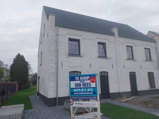 Prachtige nieuwbouwwoning van 190 m² op zuid-oost gerichte grond (500 m²)Ontdek deze stijlvolle, energiezuinige woning in lichte gevelsteen met...