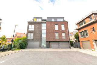 VALIMMAS verhuurt deze welgelegen en instapklare flat met een parkeerplaats in de dubbele garage en kelder. Gelegen op de derde verdieping in een recent en eigentijds gebouw bij het centrum, op wandelafstand van het park, de Markt, winkels, bushaltes, ...
Deze flat omvat een living met een open ingerichte keuken en een slaaphoek, een badkamer met douche, en een berging/wasplaats.
Alles in zeer goede staat van onderhoud en uitgerust met alle hedendaags comfort. Individuele tellers en CV aardgas. Lift en videofoon aanwezig.
Rustig gelegen in een doodlopende straat. Makkelijke verbindingen naar Brussel, Ring 0, E40, A12, ...
+++++++++++
Bezoekmoment inplannen? Dat kan eenvoudig via onze website www.valimmas.be. Klik vervolgens op de blauwe knop "BEZOEK DIT PAND" bij het pand van je keuze. Let op: afspraken maken kan enkel nog online.
+++++++++++