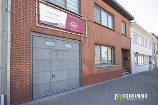 Bent u op zoek naar een instapklare woning waar ruimte en comfort centraal staan? Deze gerenoveerde woning aan de Munsterbilzenstraat 25 in Bilzen verrast met een bewoonbare oppervlakte van maar liefst 250 m², zes slaapkamers en een polyvalente ruimte op het gelijkvloers. Dankzij het gunstige EPC-label B, de praktische inpandige garage en de onderhoudsvriendelijke buitenruimte is dit een ideale woning voor wie royaal wil wonen zonder het onderhoud van een grote tuin.<br /><br /><u><strong>Indeling</strong></u><br />Via de inkomhal betreden we de woning en bereiken we de gezellige woonkamer en aansluitende keuken. Op het gelijkvloers bevindt zich bovendien een extra kamer die volledig naar eigen behoefte kan worden ingevuld. Deze polyvalente ruimte is bijvoorbeeld ideaal als bureau, praktijkruimte, hobbykamer, speelkamer of gelijkvloerse slaapkamer.<br /><br />Verder beschikt het gelijkvloers over een praktische wasplaats, een afzonderlijk toilet en een ruime inpandige garage met automatische poort. Dankzij de extra hoogte is de garage eveneens geschikt voor grotere voertuigen.<br /><br />Achteraan bevindt zich een aangename en onderhoudsvriendelijke buitenkoer. Deze is mooi ingesloten, waardoor u geniet van veel privacy en rust. Een ideale buitenruimte om gezellig te tafelen of te ontspannen, zonder het onderhoud dat een grote tuin met zich meebrengt. Wie bewust geen tuin wenst, maar toch waarde hecht aan een eigen, private buitenruimte, vindt hier dan ook een mooie combinatie. Een bijkomende buitenberging/tuinhuis zorgt voor extra praktische opslagruimte.<br /><br />Op de eerste verdieping treffen we maar liefst vier ruime slaapkamers en een badkamer uitgerust met douche en toilet.<br /><br />Ook de zolderverdieping werd optimaal benut en biedt nog eens twee slaapkamers. Met in totaal zes slaapkamers én een polyvalente ruimte op het gelijkvloers beschikt deze woning over bijzonder veel mogelijkheden voor grotere of samengestelde gezinnen, thuiswerk of hobby's.<br /><br /><u><strong>Technische informatie</strong></u><br />De woning werd gerenoveerd en is instapklaar. Met een gunstig EPC-label B geniet u bovendien van een energiezuinige woning zonder renovatieverplichting. De ramen zijn uitgevoerd in pvc-profielen met dubbele beglazing en zijn deels voorzien van rolluiken. De verwarming gebeurt op aardgas. Met een bewoonbare oppervlakte van maar liefst 250 m² biedt de woning uitzonderlijk veel binnenruimte, gecombineerd met een praktische en onderhoudsvriendelijke buitenruimte.<br /><br /><u><strong>Buurtinformatie</strong></u><br />De woning geniet van een strategische ligging in Munsterbilzen, in een aangename woonomgeving en met een uitstekende bereikbaarheid. Het dorpscentrum van Munsterbilzen bevindt zich op wandel- en fietsafstand, terwijl ook het centrum van Bilzen vlot bereikbaar is. Winkels, scholen, openbaar vervoer en andere dagelijkse voorzieningen bevinden zich hierdoor steeds binnen handbereik.<br /><br />Voor natuurliefhebbers vormt het nabijgelegen Munsterbos een mooie meerwaarde, met tal van mogelijkheden om te wandelen, fietsen en ontspannen in het groen. Tegelijkertijd geniet u dankzij de gunstige ligging en nabijgelegen verbindingswegen van een vlotte bereikbaarheid richting onder meer Genk, Zutendaal, Hoeselt, Lanaken en Maastricht. Ook de E313 en E314 zijn vlot bereikbaar.<br /><br />Naast de inpandige garage is er in de directe omgeving voldoende parkeergelegenheid aanwezig, wat bijzonder praktisch is voor bezoekers en gezinnen met meerdere wagens.<br /><br />Een interessante combinatie van rustig wonen, veel ruimte, dagelijkse voorzieningen en een uitstekende bereikbaarheid.<br /><br />Bent u op zoek naar een instapklare en bijzonder ruime gezinswoning met 6 slaapkamers op een strategische locatie in Bilzen? Contacteer ons via T:089 69 30 01 of info@consimmo.be voor meer informatie of een bezoek ter plaatse. Bekijk ook de virtuele tour op onze website www.consimmo.be.