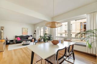 <p>ENKEL BEZOEKEN MOGELIJK DOOR ONDERSTAANDE LINK VOLLEDIG EN CORRECT IN TE VULLEN:<strong><br /></strong>https://mijnhuurprofiel.be/property/46b4ed39-7c55-4fdb-9506-7183c313321b/login<br /><strong><br />Charmant en ruim appartement met tuinzicht op toplocatie </strong></p>
<p>Op een uitzonderlijk rustige en gegeerde locatie in de Schoonbekestraat 135 (2018 Antwerpen) bevindt zich dit karaktervolle en lichtrijke appartement in een kleinschalig gebouw. Een ideale woonplek waar rust, groen en stedelijk comfort perfect samenkomen.</p>
<p>Het appartement is gelegen op de 3e verdieping en verwelkomt u via een stijlvolle inkomhal met prachtig mozaïekparket en ingebouwde vestiairekast.</p>
<p>De ruime leefruimte straalt charme en warmte uit dankzij het doorlopende parket en de grote raampartijen die zorgen voor een overvloed aan natuurlijk licht.</p>
<p>De gesloten keuken is volledig uitgerust met hoogwaardige toestellen en een elegant marmeren werkblad. Vanuit de keuken heeft u toegang tot het terras met mooi groen uitzicht en ochtendzon. De gemeenschappelijke tuin is eveneens prachtig aangelegd en biedt een oase van rust, toegankelijk via het gelijkvloers.</p>
<p>Verder beschikt het appartement over een extra kamer, ideaal als bureau, dressing of hobbyruimte, eveneens afgewerkt met mozaïekparket.</p>
<p>De eerste volwaardige slaapkamer is voorzien van ingemaakte kasten en een kwalitatieve afwerking. In de nachthal bevindt zich een praktische berging met aansluiting voor wasmachine en droogkast.</p>
<p>De badkamer is uitgerust met een inloopdouche, enkele lavabo en toilet.</p>
<p>Achteraan bevindt zich de grootste slaapkamer met een aangenaam groen uitzicht op de rustige omgeving en de gemeenschappelijke tuin.</p>
<p><strong>Extra troeven:</strong></p>
Gelegen in rustige en gegeerde buurt <br />Prachtige gemeenschappelijke tuin<br />Veel lichtinval en groen uitzicht<br />Garage optioneel bij te huren (€150/maand)<br />Gemeenschappelijke kosten: provisie van €235/maand (incl. verwarming en water)<br />
<p><strong>Een charmant en ruim appartement op een toplocatie waar rust en wooncomfort centraal staan.<br /><br /></strong>Voor meer informatie of een discrete bezichtiging kan u contact opnemen met Xander via xander@reds.be<strong><br /></strong></p>
