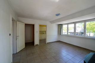 Gelegen in een rustige en tegelijk vlot bereikbare buurt van Wetteren, vindt u dit charmante dakappartement in een kleinschalig gebouw zonder syndicus – wat resulteert in lage gemeenschappelijke kosten en een extra interessant rendement voor investeerders.<br /><br />De lichtrijke leefruimte met aangrenzend de keuken is momenteel afzonderlijk ingericht, maar kan eventueel worden opengetrokken om een moderne, open leefruimte te creëren. Verder is er een bijzonder aangenaam dakterras van maar liefst 20 m², waar u de hele dag door kan genieten van de zon. Deze buitenruimte vormt een absolute troef en biedt een ideale plek om te ontspannen in alle rust.<br /><br />De slaapkamer is comfortabel en grenst aan de badkamer. Het appartement heeft een apart toilet in de inkomhal. Daarnaast beschikt het appartement over een praktische kelderberging.<br /><br />Dankzij de combinatie van vlotte bereikbaarheid, lage kosten en sterke verhuurpotentie is dit pand een uitstekende opportuniteit voor zowel starters als investeerders. Een compacte woonst met karakter, buitenruimte en tal van mogelijkheden.