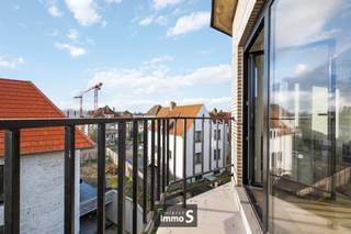 Instapklaar appartement gelegen op centrale doch rustige ligging, op wandelafstand van zee. <br /><br />Het appartement (1<sup>ste</sup> verdiep) bestaat uit: inkomhal, apart toilet, badkamer met inloopdouche, 3 slaapkamers, woonkamer met open keuken en 2 terrassen. <br />Er is de mogelijkheid tot aankoop van afgesloten garagebox met parkeerplaats. (ook de 2 andere appartementen zijn te koop in dit gebouw)<br /><br />Enkele troeven: parket, CV op gas met vloerverwarming, lichtrijk dankzij grote raampartijen. <br />Gelegen in kleinschalige residentie zonder lift = zeer lage gemeenschappelijke kosten. <br />Rustige ligging op wandelafstand van lokale handelaars, horeca & het strand. <br /><br />(vg,wg,gvv,gvkr,gmo, epc B uc: 3725884-RES-1 , P&G score A)