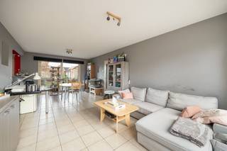 <p><span>Découvrez cet appartement au rez-de-chaussée, prêt à l'emploi, dans un quartier très calme près de Louvain. Vous entrez par un hall d'entrée agréable avec un placard intégré. La salle de séjour lumineuse offre à la fois un coin salon confortable et un coin repas et communique avec la cuisine pratique, équipée de plaques de cuisson, d'un lave-vaisselle, d'un évier, d'un réfrigérateur et de nombreux placards.</span></p><p><span>Une pièce de rangement séparée, pouvant accueillir un lave-linge et un sèche-linge, est située à côté, idéale pour un rangement supplémentaire. L'appartement dispose de deux chambres de taille normale et d'une salle de bains avec baignoire/douche, toilettes et lavabo.</span></p><p><span>À l'extérieur, vous pourrez profiter d'une terrasse couverte et d'un jardin privé. Il y a également un garage privé. L'appartement est actuellement loué.</span></p><p><span>Vous cherchez un appartement prêt à être emménagé ou un bien d'investissement ? Contactez-nous au 016 15 31 15 ou à info@immolivit.be.</span></p>