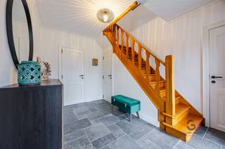 Ce bâtiment ouvert, situé au Lipselaan 17 à Herent, combine un emplacement central avec un arrière paisible et verdoyant.La maison a été rénovée en...