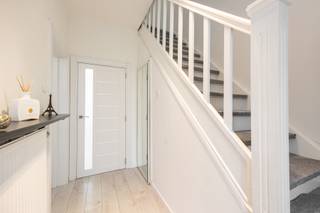 <p><strong>INSTAPKLARE, RUIME GEZINSWONING MET 3 SLAAPKAMERS OP EEN PERCEEL VAN 9A92CA TE HASSELT!<br /></strong><br />Gelegen aan de Wijerveldstraat 35 in Hasselt geniet deze charmante gezinswoning van een bijzonder gunstige ligging. De woning bevindt zich in een aangename woonomgeving op korte afstand van het centrum van Hasselt, waardoor winkels, scholen, openbaar vervoer, horeca en andere dagelijkse voorzieningen steeds binnen handbereik liggen. Dankzij de vlotte verbinding met belangrijke invalswegen en de nabijheid van diverse faciliteiten combineert deze locatie een uitstekende bereikbaarheid met comfortabel wonen in een rustige omgeving. Ook groenvoorzieningen en recreatiemogelijkheden bevinden zich in de nabije omgeving, wat deze woning extra aantrekkelijk maakt voor gezinnen, starters en investeerders.</p>
<p>Daarnaast is de woning gelegen op een ruim perceel van maar liefst 9 are 92 centiare, wat zorgt voor heel wat buitenruimte en mogelijkheden. Het perceel biedt voldoende ruimte om in alle rust te genieten van het buitenleven en vormt een absolute meerwaarde voor wie op zoek is naar extra tuin- of ontspanningsruimte.</p>
<p>De woning dateert oorspronkelijk van 1950 en is 139m2 groot (Bron: EPC), maar onderging in 2020 een grondige renovatie waarbij bijna alle belangrijke elementen werden vernieuwd. Zo werden onder andere de ramen, deuren, vloeren, keuken, badkamer, toiletten en de HR-gasketel vervangen, waardoor de woning vandaag een hedendaags wooncomfort biedt met behoud van haar charmante uitstraling. In 2026 werd bovendien verder geïnvesteerd in energiezuinigheid door de plaatsing van zonnepanelen en muurisolatie. Dit resulteert in een degelijk EPC label C. Daarnaast beschikt de woning over een conforme elektrische keuring, wat zorgt voor extra zekerheid bij aankoop.</p>
<p>Via de inkomhal bereikt u de gezellige leefruimte die aansluit op de vernieuwde keuken. Verder beschikt het gelijkvloers over een badkamer, een praktische wasplaats en een aangenaam binnenterras waar u in alle rust kan genieten van het buitenleven. Achteraan bevindt zich bovendien nog extra bergruimte, ideaal voor stockage, fietsen of tuinmateriaal.</p>
<p>Op de eerste verdieping bevinden zich drie volwaardige slaapkamers en een nachthal. Daarnaast beschikt de woning nog over een zolderverdieping die momenteel niet afgewerkt is, maar die tal van mogelijkheden biedt voor wie extra ruimte wenst te creëren of nood heeft aan bijkomende opslagruimte.</p>
<p>Kortom, een instapklare en energiezuinigere woning met drie slaapkamers, moderne renovaties, een ruim perceel en een uitstekende ligging nabij het centrum van Hasselt.<br /><br />Interesse om te komen kijken? Bel ons op 011 96 51 76 of mail ons op info@momentumvastgoed.be</p>
