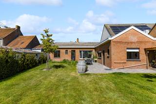 <p>Op zoek naar comfortabel gelijkvloers wonen met potentieel? Deze bungalow in Oudenburg biedt een mooie basis op een centrale ligging.</p><p>Via de inkomhal kom je in de gang die toegang geeft tot de lichtrijke leefruimte met zicht op de tuin. Aansluitend bevindt zich de praktische keuken met toegang tot de berging en het aparte toilet. Verder zijn er twee volwaardige slaapkamers en een nette badkamer. De inpandige garage en extra bergingen zorgen voor voldoende opbergruimte.</p><p>Buiten geniet je van een zonnige tuin met de nodige privacy, ideaal om tot rust te komen.</p><p>Technisch zijn reeds stappen gezet: de meeste ramen werden vernieuwd naar hoogrendementsglas en het plafond is geïsoleerd. Door het aanpassen van het verwarmingssysteem kan de EPC-score relatief eenvoudig verbeterd worden.</p><p>Centrale ligging met een vlotte verbinding naar Brugge, Oostende en omliggende gemeenten, alsook nabij winkels en voorzieningen.</p><p>Ideaal voor wie comfortabel en gelijkvloers wil wonen en de woning verder naar eigen smaak wil afwerken.</p><p>Interesse?</p>