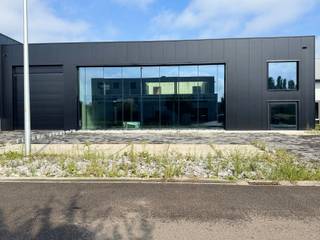 <p>Een unieke kans voor ondernemers, investeerders en visionaire projecten!<br /><br />Dit nieuw industrieel complex in moderne architectuur wordt aangeboden in casco (ruwbouw) staat, waardoor u maximale vrijheid geniet om de ruimtes volledig naar eigen wens in te richten.<br /><br />Belangrijkste troeven<br />Moderne en tijdloze architectuur<br />Hoogwaardige nieuwbouwconstructie<br />Casco oplevering voor maximale flexibiliteit<br />Geschikt voor opslag, productie, atelier, logistiek, showroom of kantooractiviteiten<br />Uitstekende bereikbaarheid en zichtlocatie<br />Ruime parkeermogelijkheden - 10 plaatsen - en functionele indeling<br /><br />Extra troef: multifunctionele eerste verdieping<br />De eerste verdieping biedt uitzonderlijke mogelijkheden en kan perfect ingericht worden als:<br /><br />Luxe showroom<br />Kantoren of coworkingruimte<br />Event- en seminarieruimte<br />Fitness- of wellnessconcept<br />Creatieve studio<br />Exclusieve loftwoning (onder voorbehoud van de nodige vergunningen)<br />Combinatie wonen en werken<br /><br />Afwerking op maat mogelijk<br />Wenst u een volledig afgewerkt project? Tegen meerprijs van (585.000 euro) kan het gebouw worden afgewerkt volgens uw wensen en activiteiten, van technische installaties en kantoren tot een complete turn-key oplevering. Deze is géén vereiste. Je kan het gebouw ook zelf afwerken.<br /><br />Een investering met toekomst<br />Dankzij de veelzijdige invulling, moderne uitstraling en uitbreidingsmogelijkheden vormt dit complex een uitzonderlijke opportuniteit voor wie ruimte zoekt om te ondernemen, te investeren of een uniek concept te realiseren. <br /><br />Uw bedrijfsruimte, showroom, eventlocatie of droomproject op een toplocatie nabij de E19!<br /><br />Bel vrijblijvend naar +32 477 30 85 59 of mail naar laila@immodor.be voor meer informatie, plannen of een bezoek ter plaatse.<br />Bouwen aan uw toekomst begint hier!</p>