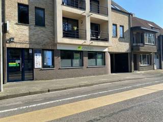 <p><span>Situation<br />Dans</span><span>le centre d'Evergem, à proximité de nombreux magasins et restaurants, vous trouverez cet espace de bureaux spacieux et réputé.<br />Le stationnement est facile dans la rue.<br />NewLine#Description</span><span>bureau<br /><br /></span></p>