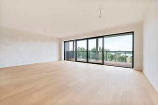 [[ DIT PAND NEEMT DEEL AAN DE ERA OPEN HUIZEN DAG OP 6/12 VAN 14:30 TOT 15:30 ]]
<p>Bent u op zoek naar een nieuwbouw appartement op de vierde verdieping in de nieuwbouwwijk 'Regatta' ? </p>

<p>Wonen met zicht op het Galgenweel, nabij het aangrenzende wandelpark en speeltuin! Winkels, openbaar vervoer, scholen en invalswegen zijn vlakbij.</p>

<p>Dit verder af te werken nieuwbouw appartement omvat een inkomhal met apart gastentoilet en 2 slaapkamers (17m², 9m²) met zicht op de binnentuin.</p>

<p>De badkamer is voorzien is van ligbad-douche en een dubbele wastafel.</p>

<p>Verder zijn er nog 2 praktische bergingen, voor we de ruime, lichtrijke woonkamer van 55m² met open keuken betreden.</p>

<p>Aansluitend aan de woonkamer kan u een aangenaam en ruim terras met zicht op het Galgenweel vinden, waar u het einde van de dag mooi kan afsluiten. </p>

<p>Er is een fietsenstalling ter uwer beschikking en een inpandige autostaanplaats die u kan aankopen aan €40.000.</p>