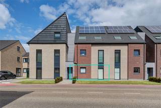 GELIJKVLOERS APPARTEMENT MET 2 SLAAPKAMERS, 2 AUTOSTAANPLAATSEN EN RUIM TERRAS TE BEVERST<br /><br />Dit gelijkvloers appartement vinden we terug aan Holt 107A/2 te Beverst, een deelgemeente van Bilzen. Het bruisende stadscentrum van Bilzen is op minder dan 10 minuten bereikbaar met de auto. Deze straat voorziet een vlotte verbinding tussen Bilzen, Diepenbeek en Hasselt waardoor alle voorzieningen alsook de autostrades vlot bereikbaar zijn.<br /><br />Het appartement is gelegen op de gelijkvloerse verdieping en de indeling is als volgt:<br />- Inkomhal.<br />- Ruime woonkamer met open keuken. De keuken is voorzien van een inbouwkoelkast, diepvries, kookplaat, afzuigkap, combi-oven en een vaatwasser.<br />- Berging.<br />- 2 slaapkamers, waarvan één slaapkamer is voorzien van een inbouwkast.<br />- Badkamer. De badkamer is voorzien van een inloopdouche en een enkele lavabo.<br />- Toilet.<br />- Terras.<br /><br />De gemeenschappelijke kosten bedragen €60/maand.<br />Tot het appartement behoren 2 autostaanplaatsen en een gemeenschappelijke fietsenberging.<br />Tevens beschikt het appartement over zonnepanelen, ventilatie en regenwater voor het toilet.<br /><br />Wilt u dit gelijkvloers appartement graag bezichtigen? Neem dan vrijblijvend contact met ons op via info@matisimmo.be.