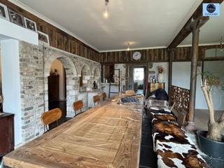 <p><span>PROPRIÉTÉ DE CARACTÈRE AVEC 5 CHAMBRES</span></p><p><span>Prix indicatif : 375 000 euros</span></p><p><span> </span></p><p><span>Cette maison particulière est un parangon d'authenticité et de caractère.</span></p><p><span>Construite avec des matériaux de récupération soigneusement choisis, elle respire une âme que l'on trouve rarement.</span></p><p><span>Avec 5 chambres et 4 salles de bains, elle offre une abondance d'espace et de confort, idéale pour les grandes familles,</span></p><p><span>idéale pour les grandes familles, la vie de kangourou ou ceux qui souhaitent recevoir des invités avec style.</span></p><p><span>Au rez-de-chaussée, il y a une pièce séparée avec sa propre cuisine et sa propre salle de bains, un atout pour une utilisation multigénérationnelle ou une activité indépendante</span></p><p><span>ou une activité indépendante.</span></p><p><span>À l'intérieur, les sols en pierre naturelle, les poutres anciennes et les détails en fer forgé créent une atmosphère chaleureuse.</span></p><p><span>A l'extérieur, à l'étage, une généreuse terrasse avec auvent vous attend : un endroit unique pour profiter de chaque jour.</span></p><p><span>Le terrain situé à côté de la maison est actuellement loué.</span></p><p><span>Epc C favorable (pas d'obligation de rénovation)</span></p><p><span>Soyez rapide !!!</span></p><p><span> </span></p><p><span> </span></p><p><span>N'hésitez pas à appeler le 0475/51.40.73 ou à envoyer un email à info@svena.be.</span></p><p><span>Extrait d'urbanisme/information sur demande !</span></p><p><span>Ces détails sont purement informatifs et nous ne pouvons être tenus responsables pour toute inexactitude.</span></p><p><span>La surface habitable est donnée à titre indicatif.</span></p>