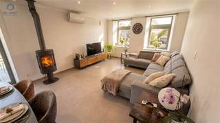 <h1><span>Exclusief domein te koop Instapklare privéwoning met erkende 4-sterren vakantiewoning op toplocatie in Geraardsbergen</span></h1><p><span>Bent u op zoek naar een unieke eigendom waar comfortabel wonen en een rendabele toeristische activiteit perfect samengaan? Dan is dit uitzonderlijke domein in de Vlaamse Ardennen een buitenkans.</span></p><p><span>Deze instapklare eigendom combineert een ruime privéwoning met een volledig uitgeruste, erkende 4-sterren vakantiewoning voor 10 personen. Dankzij de uitstekende reputatie, de bestaande klantenkring en de overname van alle boekingen en installaties geniet u vanaf dag één van een operationele en rendabele activiteit.</span></p><p><span>Extra troef:</span><span> er bestaat bovendien de mogelijkheid om ook de privéwoning om te vormen tot een bijkomende vakantiewoning, wat interessante uitbreidingsmogelijkheden en een nog hoger rendement biedt.</span></p><h3><span>Privéwoning</span></h3><p><span>De comfortabele woning beschikt over:</span></p><ul><li><span>Een lichtrijke open leefruimte van 72 m²</span></li><li><span>Volledig ingerichte keuken</span></li><li><span>Commerciële ruimte of praktijkruimte</span></li><li><span>Berging</span></li><li><span>Nachthal</span></li><li><span>3 volwaardige slaapkamers</span></li><li><span>Badkamer</span></li><li><span>Ruime zolder met uitbreidingsmogelijkheden</span></li></ul><p><span>De woning is energiezuinig afgewerkt en uitgerust met vloerverwarming via een lucht-waterwarmtepomp.</span></p><h3><span>Erkende 4-sterren vakantiewoning (10 personen)</span></h3><p><span>De vakantiewoning is volledig ingericht voor een comfortabel verblijf en beschikt over:</span></p><p><span>Gelijkvloers</span></p><ul><li><span>Gezellige familieruimte</span></li><li><span>Volledig uitgeruste open keuken</span></li><li><span>Afwasruimte</span></li><li><span>Koele berging</span></li><li><span>Twee afzonderlijke toiletten</span></li><li><span>Slaapkamer met eigen badkamer, toilet en privéterras</span></li></ul><p><span>Eerste verdieping</span></p><ul><li><span>Twee ruime slaapkamers van respectievelijk 36 m² en 29 m²</span></li><li><span>Elke kamer beschikt over een eigen badkamer, apart toilet en privéterras</span></li><li><span>Ingerichte zolderkamer met airconditioning, die eenvoudig als extra slaapkamer in gebruik kan worden genomen</span></li></ul><h3><span>Wellness & buitenbeleving</span></h3><p><span>De prachtig aangelegde tuin vormt een echte meerwaarde voor gasten en bewoners en omvat:</span></p><ul><li><span>Verwarmd zwembad</span></li><li><span>Ruim zonneterras</span></li><li><span>Barrel sauna</span></li><li><span>Luxe hottub met jets</span></li><li><span>BBQ-lounge</span></li><li><span>Vuurschaal</span></li><li><span>Petanquebaan</span></li><li><span>Ruime opslagcontainer</span></li></ul><h3><span>Duurzaam en instapklaar</span></h3><ul><li><span>EPC Label A</span></li><li><span>Lucht-waterwarmtepomp</span></li><li><span>Zonnepanelen met thuisbatterij</span></li><li><span>Conforme elektrische installatie</span></li><li><span>Grote private parking op eigen terrein</span></li></ul><h3><span>Uitstekende ligging</span></h3><p><span>Gelegen in het hart van de Vlaamse Ardennen, op een toeristische toplocatie en in de onmiddellijke omgeving van Pairi Daiza, geniet deze eigendom van een uitstekende bereikbaarheid en een sterke aantrekkingskracht voor vakantiegangers.</span></p><h3><span>Volledige overname mogelijk</span></h3><p><span>Bij de aankoop worden alle bestaande boekingen, installaties en de volledige exploitatie van de vakantiewoning mee overgedragen. Hierdoor kunt u de succesvolle activiteit onmiddellijk verderzetten zonder opstartkosten of bijkomende investeringen.</span></p><p><span>Bent u op zoek naar een exclusieve eigendom die wonen, ondernemen en investeren perfect combineert? Dan verdient dit unieke domein absoluut uw bezoek.</span></p><p><span>Interesse of een bezichtiging? Reageer op deze advertentie. Wij nemen vervolgens persoonlijk contact met u op om een afspraak in te plannen.</span></p>