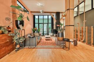 <p>Karaktervol en uitzonderlijk ruim gelijkvloers appartement van maar liefst 160 m²<span> </span>met een uitgesproken industriële uitstraling, gelegen in het hart van Antwerpen.</p>
<p>Bij het binnenkomen valt meteen de openheid en overvloedige lichtinval op. Authentieke<span> </span>houten balken geven het geheel extra charme en karakter, en vormen een prachtige combinatie met de stoere industriële accenten.</p>
<p>De royale leefruimte sluit naadloos aan op een stijlvolle<strong> </strong>open keuken met warme houten kasten, een centraal kookeiland en kwalitatieve, <br />moderne toestellen: ideaal voor wie graag kookt en gasten ontvangt.</p>
<p>Dankzij de ligging op het gelijkvloers geniet u van vlotte toegankelijkheid en een directe connectie met de buitenruimte, zonder in te boeten aan privacy.<br /><br />Extra interessant: het appartement is momenteel verhuurd, wat het niet alleen een prachtige woonplek maakt, maar ook een uitstekende opportuniteit voor investeerders. Je geniet hier dus meteen van een stabiel rendement, op een toplocatie in de stad.</p>
<p>Een unieke woonkans voor wie houdt van ruimte, licht en authenticiteit, midden in de stad.</p>
<p>TROEVEN:<br />- Zeer gegeerde locatie<br />- Conform EK en laag EPC<br />- Uniek appartement<br /><br />Meer informatie en documenten (EPC, Asbest, AREI) via www.jamar.immo.<br /><br />Vg, Wg, Gvkr, Gmo, Gvv – niet gelegen in overstromingsgevoelig gebied.</p>