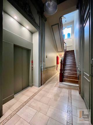 MOOIE OPPORTUNITEIT !! Deze uiterst gunstig gelegen duplex bestaande uit 2 afgescheiden studio's maakt deel uit van een prachtig renovatieproject in een historisch pand. De riante inkom met traphall en lift toont onmiddellijk de hoogstaande afwerkingsgraad met behoud van de authentieke elementen.<br /><br />Indeling van de duplex: De studio op de zolderverdieping (3de verdieping) met een oppervlakte van 44 m<sup>2</sup> heeft een aparte inkomdeur, aangename leef-en woonruimte met open geïnstalleerde keuken (vaatwas, frigo, keramische kookplaat, dampkap, combi-microgolfoven), afgescheiden slaapkamer en een ingerichte badkamer met douche, lavabo en hangtoilet.<br /><br />De studio op de dakverdieping (4de verdieping) met een oppervlakte van 52 m<sup>2</sup> is bereikbaar via een aparte traphall en heeft eveneens zijn eigen inkomdeur en bestaat uit een zeer gezellige en lichtrijke leef-en woonruimte, een geïnstalleerde keuken (vaatwas, frigo, keramische kookplaat, dampkap, combi-microgolfoven) en en een ingerichte badkamer met douche, lavabo en hangtoilet.<br /><br />Beide studio's beschikken elk over een ruime berging. In de kelderverdieping die eveneens bereikbaar is via de lift werd er een privatieve kelder voorzien alsook een gemeenschappelijke wasruimte en fietsenberging.<br /><br />EXTRA TROEVEN: Aparte tellers voor EGW, airco, branddetectoren en videofonie aanwezig. Elke studio beschikt over een eigen hoogrendements condensatieketel voor de centrale verwarming en warm water.<br />Gunstig EPC: 169 kWh/m2 - LABEL B.<br />Beide studio's zijn op heden verhuurd.<br /><br />Deze duplex is eigendom van een vennootschap. Verkoop van aandelen is mogelijk!<br /><br />Bezoek na afspraak met Immoboss Gent. stefaan@immoboss.be of 0497 02 44 33