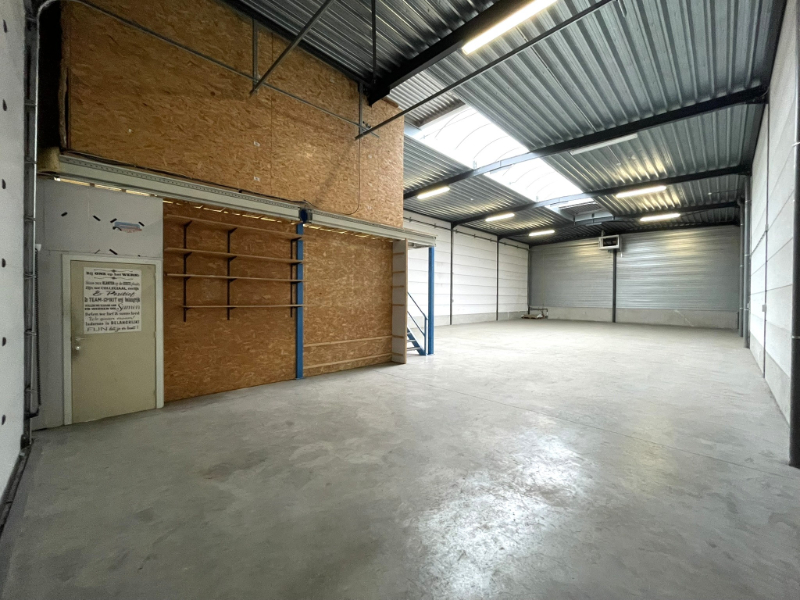 Zeer goed gelegen KMO-unit van 310 m² met mezzanine en 3 parkeerplaatsen - foto 4
