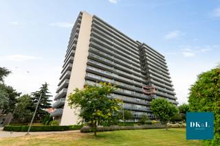 Dit appartement is gelegen in de gegeerde Residentie Van Lierde, in een rustige en groene omgeving nabij het Fort van Merksem. Het bevindt zich op de 5de verdieping van een verzorgd residentieel gebouw. Dankzij de ligging in een doodlopende straat geniet u hier van maximale rust, zonder doorgaand verkeer, midden in een aangename en serene woonomgeving.<br /><br />Het appartement beschikt over een inkomhal met ingemaakte kasten en vestiaire. De ruime en lichtrijke leefruimte van 28m² geeft toegang tot een zonnig terras van ca. 7 m² waar u in alle rust kan genieten van het groene uitzicht.<br /><br />De gesloten, vernieuwde keuken is uitgerust met toestellen en biedt alle comfort. Verder omvat het appartement twee volwaardige slaapkamers van 12m² en 9m² , een badkamer met ligbad en enkele wastafel en een apart toilet.<br /><br />Bij het appartement horen bovendien een autostaanplaats en een private kelderberging.<br /><br />Het gebouw verkeert in uitstekende staat van onderhoud: zowel het dak als de terrassen werden reeds vernieuwd. Dankzij de degelijke basis en de gunstige indeling biedt dit appartement een uitstekende opportuniteit.<br /><br />Een ideale woonst voor wie op zoek is naar ruimte, rust en groen, met alle voorzieningen binnen handbereik.<br /><br />De gemeenschappelijke kosten bedragen ongeveer €285,-/maand verwarming, water, onderhoud gebouw, lift, blokpolis, syndicus, ... inbegrepen