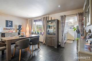 Découvrez cette charmante maison lumineuse à rénover à Menin, qui offre une combinaison parfaite de confort et de style. Avec trois...