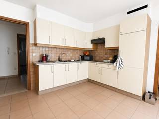 Bij het betreden van de woning kom je binnen via een verzorgde inkomhal die toegang geeft tot de verschillende ruimtes. De living is lichtrijk en biedt voldoende plaats voor een gezellige zit- en eethoek. Aansluitend bevindt zich de keuken, die is uitgerust met een kookvuur, een dampkap en koelkast.<br /><br />Het appartement beschikt over twee slaapkamers. De ingerichte badkamer is voorzien van een ligbad, een lavabomeubel en een toilet. Daarnaast is er een handige berging aanwezig die extra opbergruimte biedt voor huishoudelijke spullen, voorraad of wasmachine.<br /><br />Achteraan het gebouw bevindt zich een private autostaanplaats.<br /><br />Het appartement is beschikbaar vanaf 15 september 2026 en wordt aangeboden aan een maandelijkse huurprijs van €795.<br /><br />Ben jij op zoek naar een instapklaar, gelijkvloers appartement met twee slaapkamers en autostaanplaats in Lokeren? Neem dan zeker contact met ons op voor meer info of om een bezoek te plannen. Deze woning is zeker de moeite waard om te ontdekken.