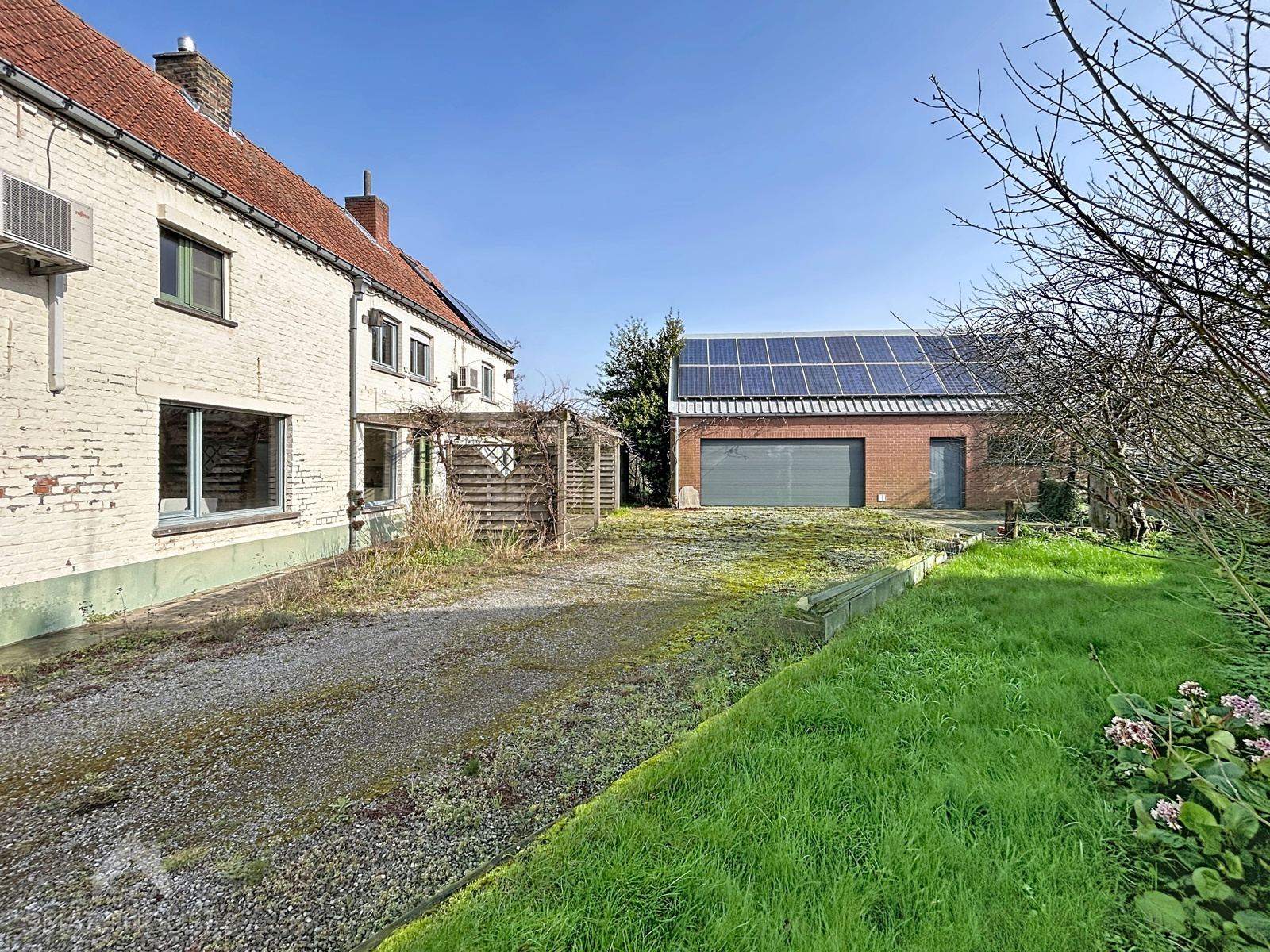 Ruime woning op 865m² met polyvalent bijgebouw van 72m² - foto 2