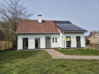 Instapklare, gerenoveerde woning met 3 slaapkamers, ruime tuin en ideale ligging!Bent u op zoek naar een gezellige, stijlvolle en volledig...