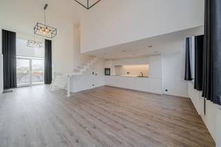 Ontdek dit ruim en lichtrijk duplex appartement te koop in het centrum van Diksmuide, met een bewoonbare oppervlakte van 98 m². Dankzij de uitstekende ligging nabij winkels, horeca en openbaar vervoer is dit appartement ideaal als eigen woning of als investering in vastgoed in Diksmuide.<br /><br />Bij binnenkomst betreedt u de inkomhal met gastentoilet. De ruime woonkamer met veel natuurlijke lichtinval sluit perfect aan op de volledig ingerichte open keuken, wat zorgt voor een moderne en aangename leefruimte.<br /><br />Het appartement beschikt over twee grote slaapkamers met ingebouwde kasten, een verzorgde badkamer en een praktische berging. Daarnaast is er een ruim terras waar u in alle rust kan genieten.<br /><br />Bent u op zoek naar een appartement te koop in Diksmuide met ruimte, comfort en een topligging? Dan is dit duplex appartement een unieke kans.<br /><br />