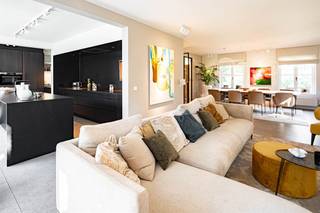 In het gegeerde Kapellenbos, met natuurgebied De Uitlegger letterlijk aan de overzijde van de straat, bevindt zich deze stijlvolle villa op een uitzonderlijk perceel van maar liefst 3.614 m². De prachtig aangelegde tuin met een indrukwekkend volwassen bomenbestand creëert een bijna parkachtige sfeer, waardoor rust, privacy en natuur hier naadloos samenkomen.De woning werd in 2020 grondig gerenoveerd met veel aandacht voor kwaliteit, comfort en een warme, hedendaagse afwerking. Met een bewoonbare oppervlakte van ca. 280 m² beschikt ze over een lichtrijke leefruimte met open leefkeuken, een afzonderlijk bureau, vier slaapkamers, twee badkamers, een inpandige garage en een verwarmd zwembad dat perfect opgaat in het groene geheel.