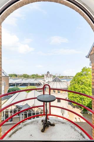 <p>Ontdek dit prachtige triplex appartement in Antwerpen, waar licht, ruimte en een uniek zicht op de Schelde samenkomen tot een uitzonderlijke woonervaring. Dankzij de grote raampartijen baadt het appartement de hele dag in natuurlijk licht, wat zorgt voor een warme en open sfeer.</p>
<p>De leefruimte sluit naadloos aan op de volledig geïnstalleerde keuken, ideaal voor wie houdt van comfortabel en stijlvol wonen. Aansluitend bevindt zich het gezellige balkon aan de eetkamer, perfect om te genieten van een ochtendkoffie of een ontspannen avond met zicht op het water.</p>
<p>Het appartement beschikt over twee volwaardige slaapkamers en één badkamer, wat het bijzonder geschikt maakt voor zowel gezinnen als koppels die extra ruimte wensen.</p>
<p>Als extra troef is er een praktische kelderberging in het gebouw, die zorgt voor bijkomende opbergruimte.</p>
<p>Kortom, een unieke kans om te wonen op een toplocatie in Antwerpen, met alle comfort en een adembenemend uitzicht op de Schelde.</p>