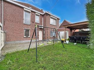 Deze instapklare woning, volledig gerenoveerd in 2023, biedt een doordachte indeling en hedendaags wooncomfort. Het gelijkvloers beschikt over een ruime hal die toegang geeft tot drie ruime slaapkamers, waarvan één met toegang tot de binnentuin met praktische tuinberging. De badkamer is uitgerust met een ruime inloopdouche, lavabo en aansluiting voor wasmachine. Daarnaast is er een apart gastentoilet en een praktische kelder.<br />Een vierde kamer, momenteel ingericht als praktijkruimte en ook bereikbaar via de tuin, maakt deze woning bijzonder geschikt voor een vrij beroep, thuispraktijk of multifunctionele ruimte.<br />De onderhoudsvriendelijke tuin met pergola vormt een aangename buitenruimte. De afgesloten oprit biedt plaats aan twee wagens.<br />Op de 1ste verdieping bevindt zich een ruime en lichtrijke leefruimte met zit- en eethoek, aansluitend aan de open, volledig geïnstalleerde keuken. Via een trapluik bereik je de bergzolder. Een veelzijdige woning met een mooie balans tussen wonen, werken en ontspannen.<br /><br />Extra troeven:<br />
<ul>
<li>airco</li>
<li>regenwaterput</li>
<li>rolluiken</li>
<li>instapklaar</li>
</ul>
<br /><span>Deze woning is te koop ZONDER makelaar via het concept van Smart Houses! Wenst U verdere inlichtingen of bezoek? Contacteer rechtstreeks de eigenaar via 0460/96.98.55</span>