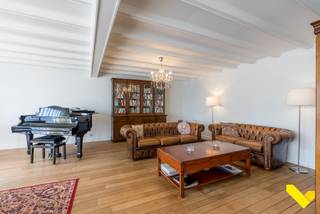 Exclusief appartement (158 m²) met 3 slaapkamers op topligging! <br /><br />Dit uniek appartement is gelegen op 50 meter van de markt van Geel en op wandelafstand van winkels, scholen, ziekenhuis en openbaar vervoer. <br /><br />Via de royale inkomhal met apart toilet bereik je de leefruimte met stijlvolle parket en enorm veel lichtinval door de grote ramen. De gerenoveerde keuken, voorzien van de nodige toestellen, vind je aansluitend aan de woonkamer. <br />Verder zijn er 3 ruime slaapkamers aanwezig die allen aansluiting geven naar het aangename terras van 20 m². De masterkamer beschikt over een eigen badkamer voorzien van ligbad/douche combinatie, dubbele lavabo en handdoekradiator. De 2e badkamer is voorzien van lavabo en opnieuw een bad/douche combinatie. <br /><br />Verder beschikt dit appartement over voldoende bergruimte. Ook in de kelder is een ruime privatieve berging. <br /><br />De verdieping is bereikbaar met de reeds gerenoveerde lift of trap. <br /><br />Troeven: <br />- Volledig instapklaar<br />- Conforme elektriciteitskeuring<br />- Gunstig EPC<br />- Exclusieve afwerking<br />- Nabij markt van Geel<br /><br />Plan uw afspraak via info@immovl.be of via 014 58 02 08 om dit uniek en stijlvol appartement te ontdekken!