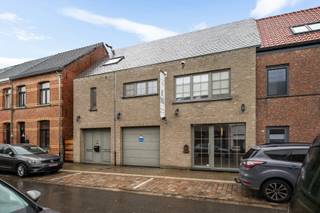 Gelijkvloers appartement met tuin (af te werken naar eigen smaak).Dit ruim gelijkvloers appartement met tuin biedt tal van mogelijkheden en kan...