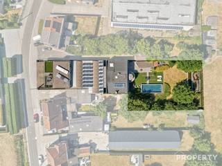 Uitzonderlijke eigendom met loods, verhuurd appartement en luxueuze woning in Deerlijk! Deze uitzonderlijke villa in Deerlijk combineert wonen, werken en investeren op een unieke manier. Op een ruim perceel van ca. 1.800 m² omvat de eigendom een loods van ca. 400 m², een verhuurd appartement en een prachtige, luxueus afgewerkte woning met vier slaapkamers en twee badkamers. De woning onderscheidt zich door haar royale leefruimtes en grote glaspartijen die zorgen voor een overvloed aan natuurlijk licht en een prachtig groen zicht. De stijlvolle inrichting, warme houten accenten, open keuken met hoogwaardige apparatuur en gezellige woonkamer met ingebouwde haard creëren een bijzonder aangename woonbeleving. Ook buiten wordt het luxueuze karakter volledig doorgetrokken. De prachtig aangelegde en volledig private tuin beschikt over een verwarmd zwembad, meerdere terrassen en loungeplekken, een sfeervol tuinhuis met bar en lounge en een bijzonder loungepaviljoen. Een ideale omgeving om in alle rust te genieten of gasten te ontvangen. Daarnaast biedt de eigendom heel wat praktische troeven dankzij de ruime loods van ca. 400 m², voorzien van drie grote toegangspoorten. De zonnepanelen en goede isolatie dragen bij aan een energiezuinige en toekomstgerichte woning.Kortom, een bijzonder veelzijdige eigendom die een luxueuze woonbeleving combineert met ruime werk-, opslag- en investeringsmogelijkheden. Een zeldzame kans voor wie op zoek is naar comfort, privacy én functionaliteit op een toplocatie in Deerlijk. Voor meer informatie of een bezoek ter plaatse, contacteer ons via info@property-vastgoed.be of 056 96 08 00.