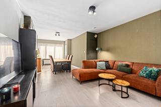 <h2>KARAKTERVOL HOEKPAND MET HANDELSRUIMTE EN RUIME GEZINSWONING</h2><p>Deze goed gelegen hoekwoning bevindt zich in de <strong>kern van Rumst</strong> en combineert een ruime gezinswoning met een afzonderlijke handels- of praktijkruimte. Dankzij de aparte toegangen is het pand bijzonder geschikt voor wie <strong>wonen en werken wil combineren</strong>, maar ook voor een zelfstandige activiteit, praktijk of investering.</p><h3>Handelsruimte – ca. 52 m²</h3><p>De voormalige handelsruimte, momenteel verhuurd en in gebruik als <strong>schoonheidssalon</strong>, beschikt over een oppervlakte van ongeveer <strong>52 m²</strong> en een <strong>volledig afzonderlijke inkom</strong>. Hierdoor kan de commerciële ruimte onafhankelijk van de woning worden gebruikt.</p><p> </p><p>De woning beschikt eveneens over een <strong>afzonderlijke inkom</strong> en omvat op het gelijkvloers een aangename leefruimte. De woonkamer staat rechtstreeks in verbinding met de eetkamer en sluit aan op de <strong>vernieuwde, afzonderlijke keuken</strong>.</p><p>Verder bevindt zich op het gelijkvloers een ruime badkamer, uitgerust met <strong>toilet, douche en lavabo</strong>, die doorheen de jaren werd vernieuwd. Er is bovendien voldoende ruimte om eventueel nog een <strong>bad te plaatsen</strong>.</p><p>Aansluitend aan de keuken vinden we een praktische <strong>bijberging/wasberging</strong>, met rechtstreekse toegang tot de <strong>koer/het terras</strong>.</p><p> </p><p>De verdieping biedt een verrassend ruime indeling en omvat momenteel:</p><ul><li><p><strong>3 slaapkamers</strong></p></li><li><p><strong>Dressingkamer</strong>, die eventueel als 4de slaapkamer kan worden ingericht</p></li><li><p>Centrale ruimte met mogelijkheid tot inrichting van een <strong>extra badkamer met toilet en lavabo</strong></p></li><li><p>Afzonderlijke bergruimte/zoldergedeelte</p></li></ul><p>De woning is <strong>instapklaar</strong> en biedt dankzij de ruime indeling nog verschillende mogelijkheden om ze verder af te stemmen op de noden van een gezin.</p><p><br />De woning is zeer centraal gelegen in Rumst, op wandelafstand van diverse voorzieningen. Het nabijgelegen <strong>park, basketbalplein en de speeltuin</strong> vormen een bijzondere troef voor gezinnen met kinderen.</p><p>Daarnaast zijn er in de onmiddellijke omgeving voldoende <strong>parkeermogelijkheden en allerhande dagelijkse voorzieningen</strong>.</p><h3>Extra troef – gevelwerken voorzien</h3><p>De geplande <strong>gevelwerken, waaronder de aanpassing van het houtwerk</strong>, worden voorzien tegen <strong>10/2026</strong>. Deze werken zullen nog <strong>volledig door de verkoper worden bekostigd</strong>.</p><h3>RICHTPRIJS: € 379.000<br />Elektriciteit conform AREI<br />Beschikbaar bij akte</h3>