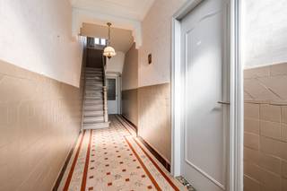 <p><span>Op te frissen woning met charmante elementen en uitbreidingsmogelijkheden in Harelbeke</span></p><p><span>Richtprijs: 169.500</span></p><p><span>Op zoek naar een woning die u volledig naar eigen smaak kunt opfrissen? Dan is deze karaktervolle woning in de </span><span>Peter Benoitstraat 20 te Harelbeke</span><span> zeker een bezoek waard!</span></p><p><span>Bij het betreden van de woning komt u terecht in een inkomhal die onmiddellijk charme uitstraalt dankzij de authentieke vloer en hoge plafonds. Verder beschikt de woning over een gezellige leef- en zitruimte met decoratieve moulures, een ruime keuken, badkamer, afzonderlijk toilet en een veranda met zicht op de tuin.</span></p><p><span>Op de eerste verdieping bevinden zich </span><span>2 volwaardige slaapkamers</span><span>. </span></p><p><span>Via een vaste trap bereikt u de zolderverdieping, die tal van mogelijkheden biedt voor het creëren van extra slaapkamers, een hobbyruimte of een thuiskantoor.</span></p><p><span>Buiten geniet u van een aangename tuin en een praktische buitenberging.</span></p><p><span> </span></p><p><span>Troeven van deze woning:</span><span> <br />- 2 slaapkamers<br />- Zolder bereikbaar via vaste trap met uitbreidingsmogelijkheden<br />- Tuin en buitenberging aanwezig<br />- Authentieke inkomvloer<br />- Hoge plafonds<br />- Decoratieve moulures in inkomhal en leefruimte<br />- Centrale ligging nabij winkels, scholen en verbindingswegen</span></p><p><span> </span></p><p><span>Bent u op zoek naar een woning met karakter en potentieel? Contacteer ons vandaag nog voor een bezoek.</span></p><p><span>stijn@vastgoedkantoorvanassche.be<br />0476 76 38 76</span></p><p><span> </span></p>