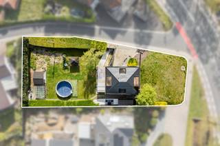 Deze woning werd totaal gerenoveerd met hoogwaardige materialen in 2025.<br /><br />De woning telt 4 slaapkamers, volledig ingerichte keuken met oven, microgolfoven, inductiekookplaat, frigo en diepvries, een living met eetplaats en een aangename veranda met airco/verwarming. OP het gelijkvloers is en 1 slaapkamer en ook een kleine badkamer. Op de eerste verdieping vind je 3 slaapkamers, waarvan 1 een dressing heeft. Verder is er een luxueuze badkamer met bad en grote inloopdouche. Er is ook nog een zolder met veel opbergruimte.<br /><br />In de kelder bevindt zich een 'mancave', garage, wasplaats en berging.<br /><br />De tuin is aangenaam ingericht met pergola, terras, tuinhuis.<br /><br />Meer info of een bezoekje? <br />Bel Isabelle: 0498/10.69.56 of isabelle@cornelis-goeman.be