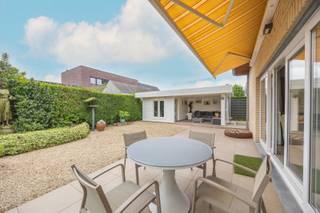 - Alleenstaande jonge villa<br />- Zonnige tuin<br />- Drie slaapkamers<br />- Garage én carport<br />- Topligging <br /><br />Op zoek naar de perfecte gezinswoning op een toplocatie?<br />Deze prachtige villa in de rustige en gegeerde Zilverreigerstraat biedt alles wat u nodig heeft!<br />Een unieke kans om te wonen in een groene en toch centraal gelegen buurt in Oostende!<br /><br />Indeling: inkomhal, lichtrijke woonkamer die uitgeeft op een zonnig terras, voorzien van zonneluifel, een gezellige tuin rondom de woning met tuinhuis, volledig ingerichte keuken (vaatwas, koelkast, kookplaat, dampkap, oven, microgolf én veel kastruimte), afzonderlijk toilet, garage voorzien van aansluiting wasmachine/ droogkast en veel bergruimte, slaapkamer met ensuite badkamer voorzien van douche, wastafel en toilet, trap naar boven. <br />Eerste verdieping: grote open ruimte waar u een slaapkamer van kan maken in combinatie met bureau of hobbyruimte, dressing, badkamer met ligbad, toilet en wastafel. <br /><br />Bovendien heeft de woning ook een carport, waar u vlot kan parkeren met de wagen, afgesloten door een elektrische poort. <br /><br />Topligging – in een kindvriendelijke buurt, op wandelafstand van scholen, winkels en openbaar vervoer.<br /><br />EPC; 108/kWh - elektriciteit conform gekeurd <br />Mobiscore 8/10<br /><br />Wees er snel bij en plan uw bezoek in via Immo De Beus 059 510 300 