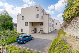 In de rustige Leeuwerikenstraat te Heverlee, op wandelafstand van het Heverleebos en op een boogscheut van het centrum van Leuven, bevindt zich dit lichtrijke gelijkvloerse appartement. De groene, residentiële omgeving ligt vlak bij natuurgebieden, terwijl voorzieningen en openbaar vervoer op korte afstand blijven, een combinatie van rust en bereikbaarheid die op deze locatie niet vanzelfsprekend is.<br /><br />U komt binnen via de inkomhal met vestiaire en een apart toilet. Vandaar bereikt u de leefruimte met open keuken, die via het zuidwestgericht terras van ongeveer 20 m² rechtstreeks aansluit op de tuin. De slaapkamer en de badkamer bevinden zich eveneens op het gelijkvloers, net als een bijkomende berging binnen het appartement.<br />Vanuit de leefruimte stapt u via het terras de tuin van ongeveer 50 m² in, waarvan u als bewoner het exclusief en privatief genot heeft, een zeldzame troef voor een appartement op deze locatie.<br />Vanaf 1 maart 2027 kunt u bovendien beschikken over een ondergrondse autostaanplaats.<br /><br />Lichtarmaturen, rolgordijnen en rolluiken zijn ook reeds voorzien in het gehele appartement. <br /><br />De huurprijs bedraagt €1075 per maand, met een maandelijkse provisie van €60 voor de gemeenschappelijke kosten. De nutsvoorzieningen zijn ten laste van de huurder, maar met een gunstig EPC-label B (118 kWh/m²jaar) blijven de energiekosten beperkt. Het appartement is onmiddellijk beschikbaar en wordt verhuurd als hoofdverblijfplaats met een huurcontract van minimum 3 jaar.<br /><br />Interesse in een bezichtiging? Plan snel een afspraak op https://immojanstas.be/nl/huren via onze online agenda, de snelste en efficiëntste manier om een bezichtiging in te plannen! Voor vragen zijn wij beschikbaar op het nummer 016 23 90 81, elke weekdag van 10u tot 13u.